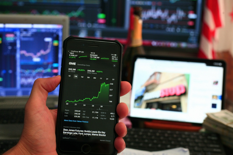 Why Real-Time Market Charts Matter for Active Traders