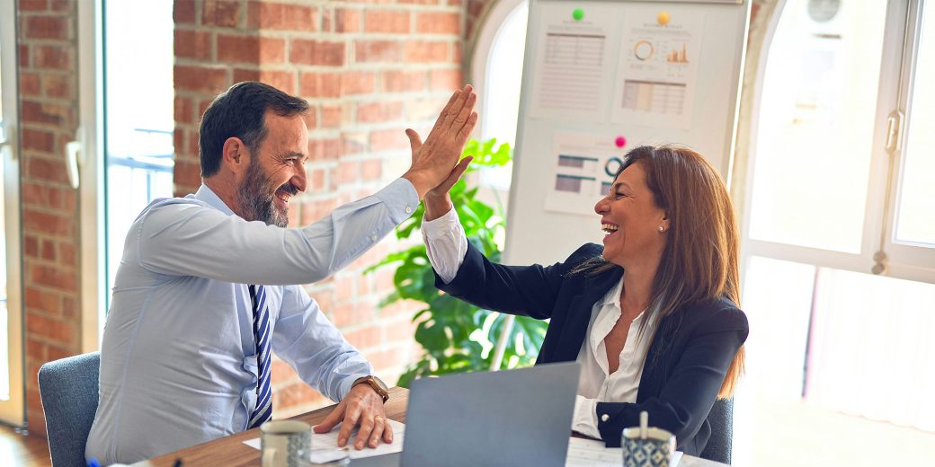 How to Choose Between Build Partnerships and Solo Development in Complex Markets